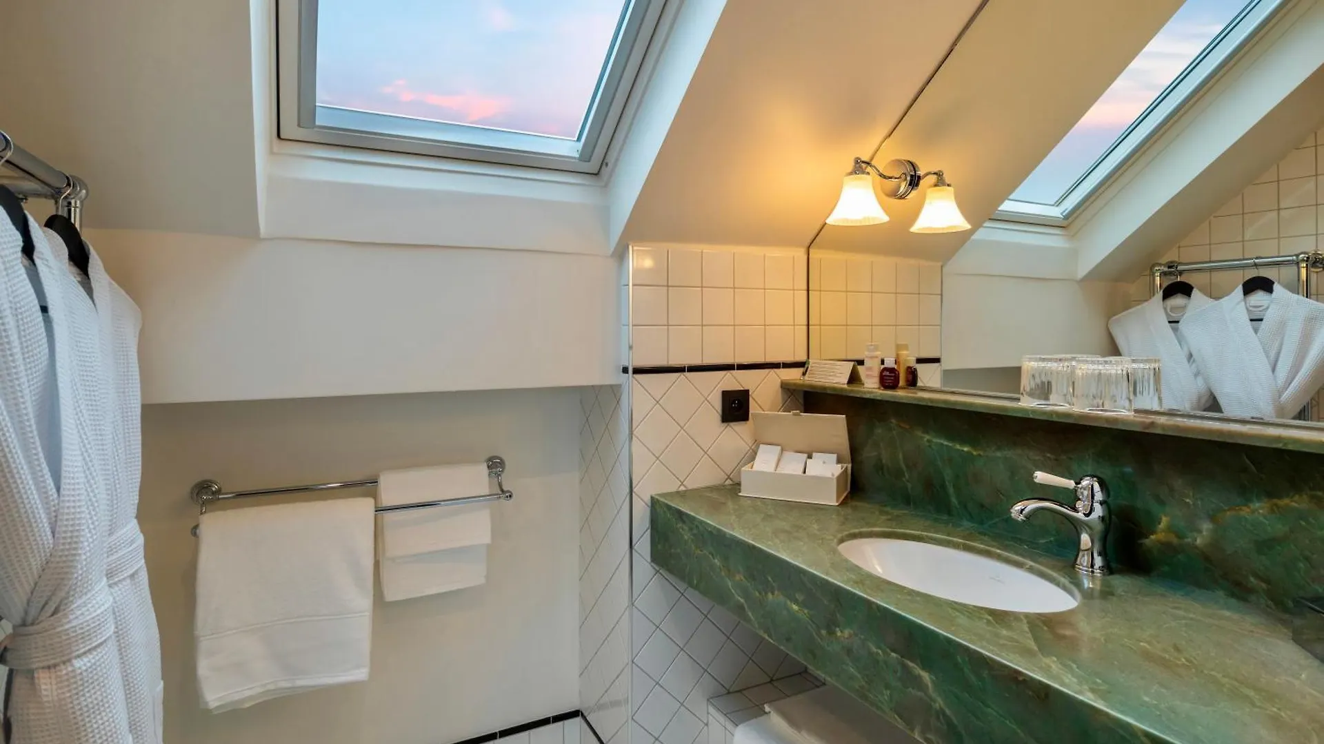 Une Autre Chambre Paris 4*,